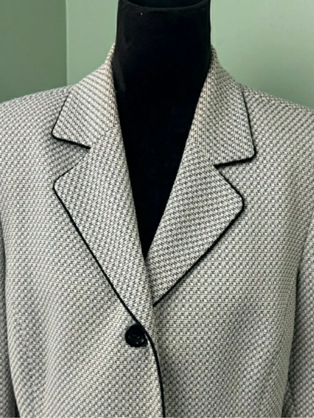 Evan Picone Cream Textured Blazer with Black Piping, Size 18
